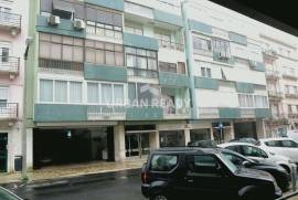 Warehouse / Shop - in the Center of Lisbon - Av. Rome - Areeiro 2,000m2