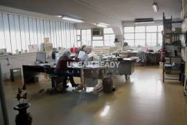 Warehouse / Shop - in the Center of Lisbon - Av. Rome - Areeiro 2,000m2