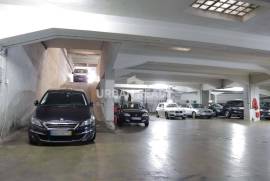 Warehouse / Shop - in the Center of Lisbon - Av. Rome - Areeiro 2,000m2