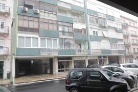 Warehouse / Shop - in the Center of Lisbon - Av. Rome - Areeiro 2,000m2