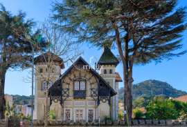 Mansion in Sintra - Chalet Mayer - Urban building with three floors, 2 fractions with 6 annexes, outdoor garden with a total area of 962m2 in the center of Sintra.