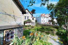 Mansion in Sintra - Chalet Mayer - Urban building with three floors, 2 fractions with 6 annexes, outdoor garden with a total area of 962m2 in the center of Sintra.