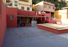 HOUSE OR BUILDING (2 HOUSES IN HORIZONTAL DIVISION)