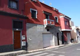 HOUSE OR BUILDING (2 HOUSES IN HORIZONTAL DIVISION)