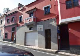 HOUSE OR BUILDING (2 HOUSES IN HORIZONTAL DIVISION)