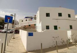 Urban plot with 2-storey house to reform for sale in Fuerteventura
