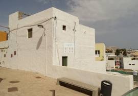 Urban plot with 2-storey house to reform for sale in Fuerteventura