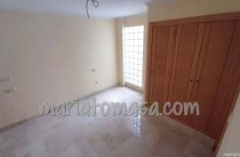Centrally located apartment in the city of Alicante with three bedrooms.