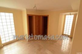 Centrally located apartment in the city of Alicante with three bedrooms.