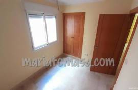 Centrally located apartment in the city of Alicante with three bedrooms.