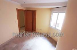 Centrally located apartment in the city of Alicante with three bedrooms.