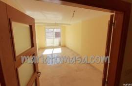 Centrally located apartment in the city of Alicante with three bedrooms.