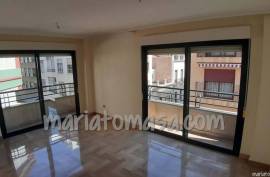 Central apartment in the city of Alicante with brand new three bedrooms !!.