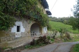 Traditional farmhouse to be renovated with a Txakoli wine farm in one of the most beautiful neighbourhoods of Larrabetzu, a privileged environment.