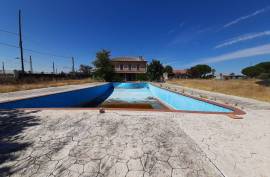 Impressive finca with industrial pavilion and house surrounded by own land in Valdestillas.