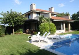Detached villa with garden, swimming pool and paddle tennis.
