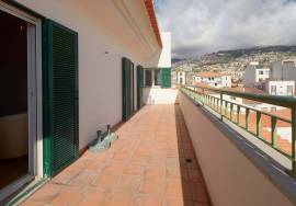 4 bedroom apartment on the top floor, in the center of Funchal