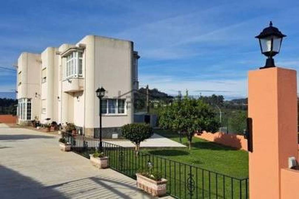 Luxury 5 Bed House For Sale in Paderne A Coruna