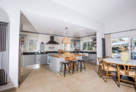 4 Bedrooms - Villa - For Sale