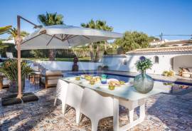 4 Bedrooms - Villa - For Sale