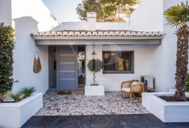 4 Bedrooms - Villa - For Sale