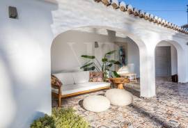 4 Bedrooms - Villa - For Sale