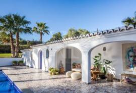 4 Bedrooms - Villa - For Sale