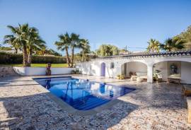 4 Bedrooms - Villa - For Sale