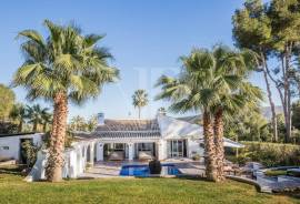 4 Bedrooms - Villa - For Sale