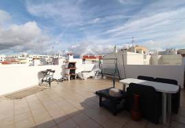 0+1 bedroom apartment with parking space and terrace in the center of the village of Armação de Pêra