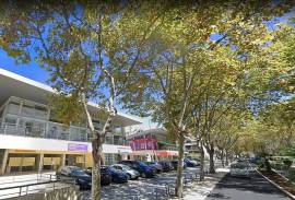 Rental – Shop with Display Windows on One of Cascais' Main Streets