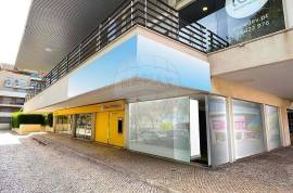 Rental – Shop with Display Windows on One of Cascais' Main Streets