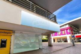 Rental – Shop with Display Windows on One of Cascais' Main Streets