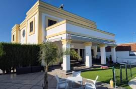 Singular asset 624 m² | Investment opportunity with proven compatible uses | Sanlúcar la Mayor. Ideal investment: accommodation, coliving or boutique residence