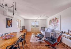 Detached 3 bedroom quinta style house with pool and distant sea views. Near Santa Catarina da Fonte de Bispo.