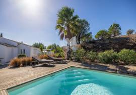 Detached 3 bedroom quinta style house with pool and distant sea views. Near Santa Catarina da Fonte de Bispo.