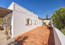 Detached 3 bedroom quinta style house with pool and distant sea views. Near Santa Catarina da Fonte de Bispo.