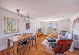 Detached 3 bedroom quinta style house with pool and distant sea views. Near Santa Catarina da Fonte de Bispo.