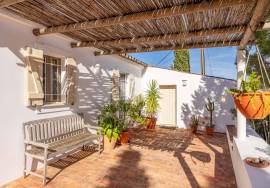 Detached 3 bedroom quinta style house with pool and distant sea views. Near Santa Catarina da Fonte de Bispo.
