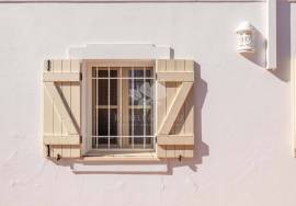 Detached 3 bedroom quinta style house with pool and distant sea views. Near Santa Catarina da Fonte de Bispo.