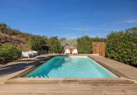 Detached 3 bedroom quinta style house with pool and distant sea views. Near Santa Catarina da Fonte de Bispo.