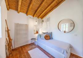 Detached 3 bedroom quinta style house with pool and distant sea views. Near Santa Catarina da Fonte de Bispo.