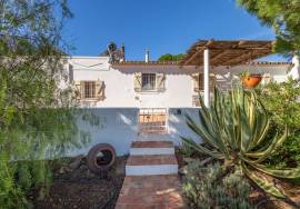 Detached 3 bedroom quinta style house with pool and distant sea views. Near Santa Catarina da Fonte de Bispo.