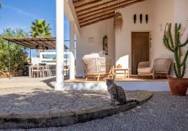 Detached 3 bedroom quinta style house with pool and distant sea views. Near Santa Catarina da Fonte de Bispo.