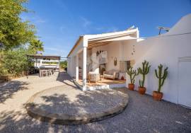 Detached 3 bedroom quinta style house with pool and distant sea views. Near Santa Catarina da Fonte de Bispo.