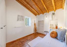 Detached 3 bedroom quinta style house with pool and distant sea views. Near Santa Catarina da Fonte de Bispo.