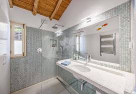 Detached 3 bedroom quinta style house with pool and distant sea views. Near Santa Catarina da Fonte de Bispo.