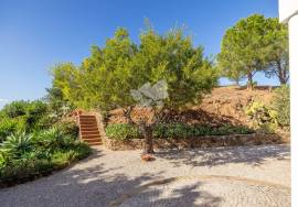 Detached 3 bedroom quinta style house with pool and distant sea views. Near Santa Catarina da Fonte de Bispo.