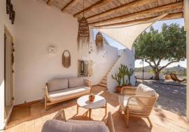 Detached 3 bedroom quinta style house with pool and distant sea views. Near Santa Catarina da Fonte de Bispo.