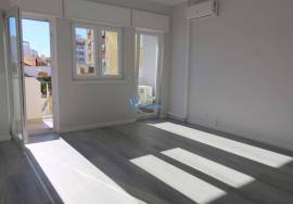 Refurbished 3 bedroom apartment located in Portimão